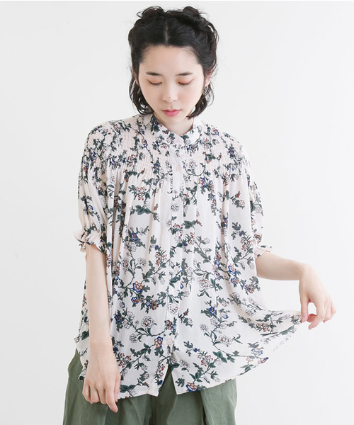 MERLOT（メルロー）の「ボタニカル柄バンドカラーギャザーブラウス1121（シャツ/ブラウス・レディース・イエロー/ピンク/ブラック・FREE）」の3枚目の写真