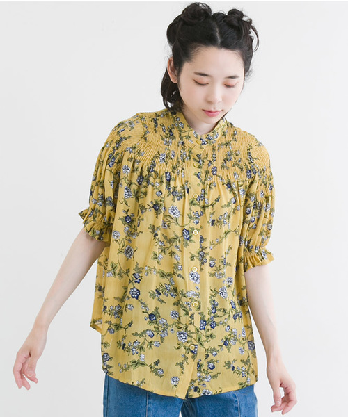 MERLOT（メルロー）の「ボタニカル柄バンドカラーギャザーブラウス1121（シャツ/ブラウス・レディース・イエロー/ピンク/ブラック・FREE）」の2枚目の写真