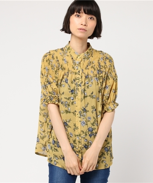 MERLOT（メルロー）の「ボタニカル柄バンドカラーギャザーブラウス1121（シャツ/ブラウス・レディース・イエロー/ピンク/ブラック・FREE）」の4枚目の写真