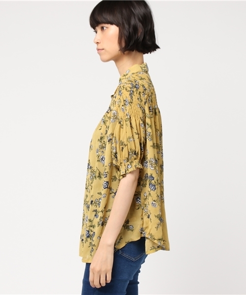 MERLOT（メルロー）の「ボタニカル柄バンドカラーギャザーブラウス1121（シャツ/ブラウス・レディース・イエロー/ピンク/ブラック・FREE）」の6枚目の写真