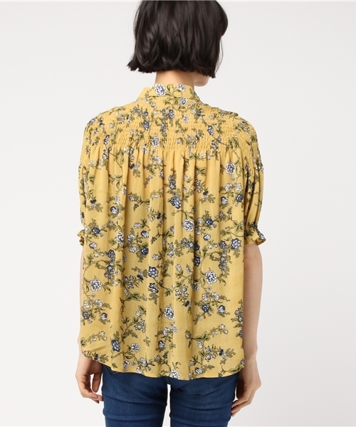 MERLOT（メルロー）の「ボタニカル柄バンドカラーギャザーブラウス1121（シャツ/ブラウス・レディース・イエロー/ピンク/ブラック・FREE）」の7枚目の写真
