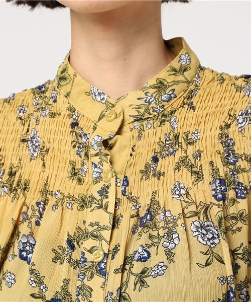 MERLOT（メルロー）の「ボタニカル柄バンドカラーギャザーブラウス1121（シャツ/ブラウス・レディース・イエロー/ピンク/ブラック・FREE）」の10枚目の写真