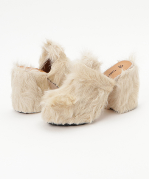 STUDIOUS SELECT（ステュディオスセレクト）の「LAMB FUR MULES（サンダル・レディース・ブラック/アイボリー・0/1）」の2枚目の写真