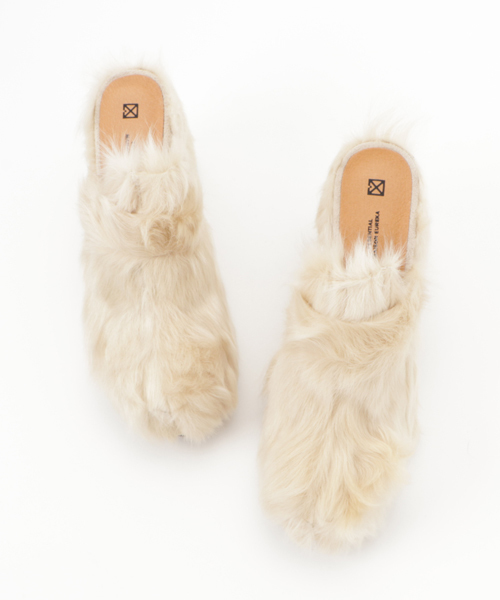 STUDIOUS SELECT（ステュディオスセレクト）の「LAMB FUR MULES（サンダル・レディース・ブラック/アイボリー・0/1）」の3枚目の写真