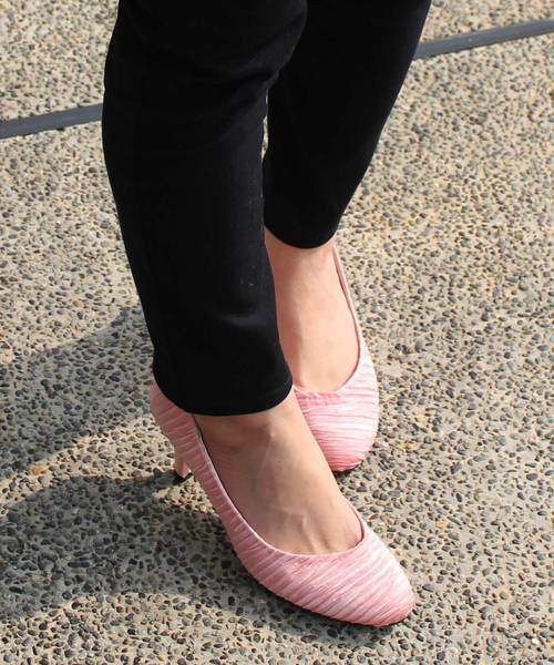 AmiAmi(アミアミ)の「大人美脚ラウンドパンプス(パンプス・レディース・ブラウン系その他/ピンク/ブラック/ブラック系その他/キャメル/ベージュ・M/S/L/LL)」の1枚目の写真