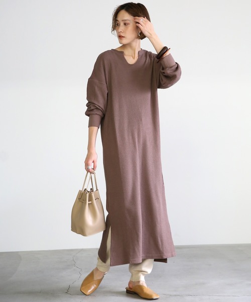 select MOCA(セレクトモカ)の「ワッフルキーネックワンピース/長袖スリットデザインロング丈ワンピース(ワンピース)」|ブラウン