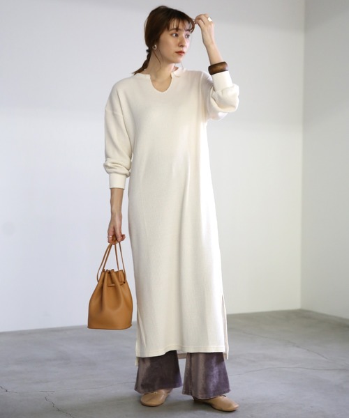 select MOCA（セレクトモカ）の「ワッフルキーネックワンピース/長袖スリットデザインロング丈ワンピース（ワンピース・レディース・ブラック/ブラウン/カーキ/アイボリー・FREE）」の2枚目の写真