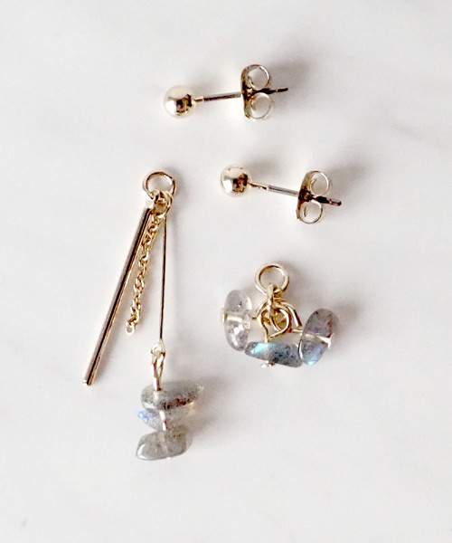 ottilie(オティーリエ)の「2way&アシンメトリー 天然石プチピアス(ピアス(両耳用)・レディース・ブラック/パープル/ブルー・FREE)」の7枚目の写真