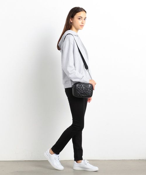 ARMANI EXCHANGE(アルマーニエクスチェンジ)の「【A|Xアルマーニ エクスチェンジ】エンボスAXロゴステッチ ミニショルダーバッグ(ショルダーバッグ・レディース・ブラック/レッド・FREE)」の10枚目の写真