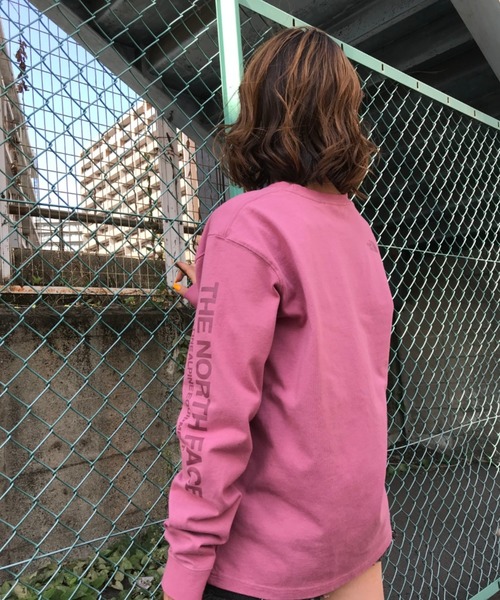 THE NORTH FACE（ザノースフェイス）の「ノースフェイス NTW82032  スリーブプリント ロンＴ（Tシャツ/カットソー・レディース・ローズ/ブラック/ホワイト・S/L/M）」の21枚目の写真