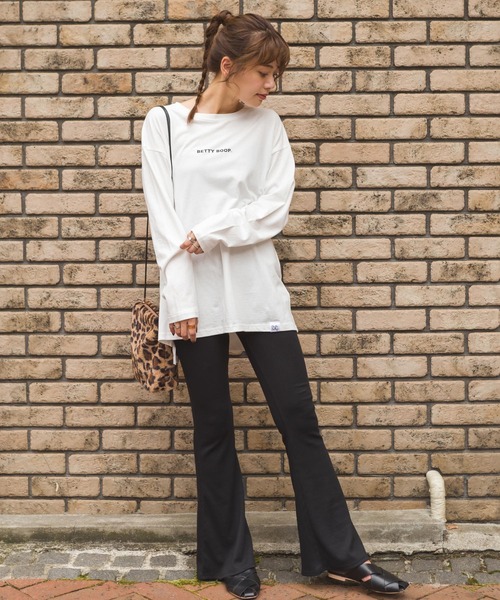 SpRay（スプレイ）の「ＳＮＥＡＫＥＲ　ＢＥＴＴＹ　ロングＴシャツ（Tシャツ/カットソー・レディース・ブラック/アイボリー/スミクロ/グレイッシュベージュ・FREE）」の9枚目の写真