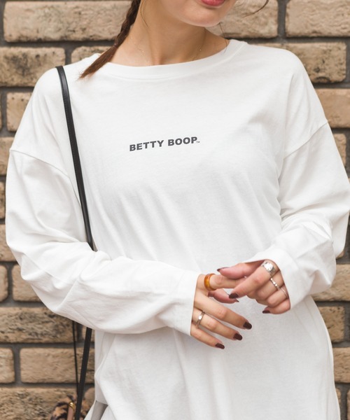 SpRay（スプレイ）の「ＳＮＥＡＫＥＲ　ＢＥＴＴＹ　ロングＴシャツ（Tシャツ/カットソー・レディース・ブラック/アイボリー/スミクロ/グレイッシュベージュ・FREE）」の10枚目の写真