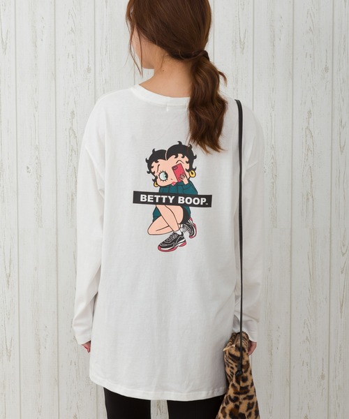 SpRay（スプレイ）の「ＳＮＥＡＫＥＲ　ＢＥＴＴＹ　ロングＴシャツ（Tシャツ/カットソー・レディース・ブラック/アイボリー/スミクロ/グレイッシュベージュ・FREE）」の11枚目の写真