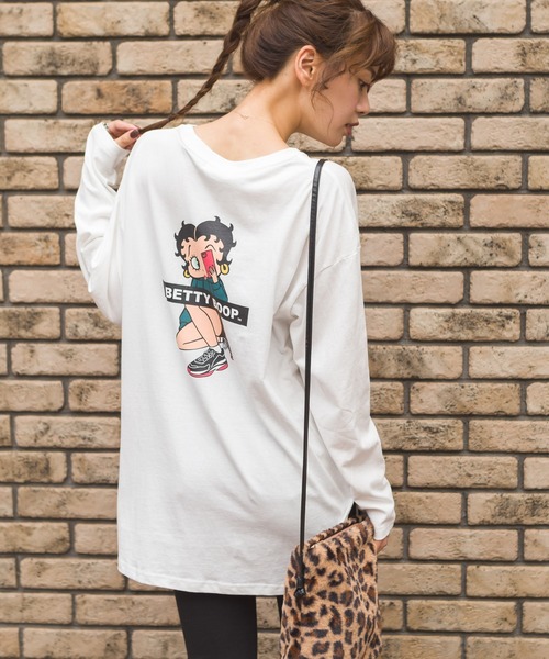 SpRay（スプレイ）の「ＳＮＥＡＫＥＲ　ＢＥＴＴＹ　ロングＴシャツ（Tシャツ/カットソー・レディース・ブラック/アイボリー/スミクロ/グレイッシュベージュ・FREE）」の12枚目の写真