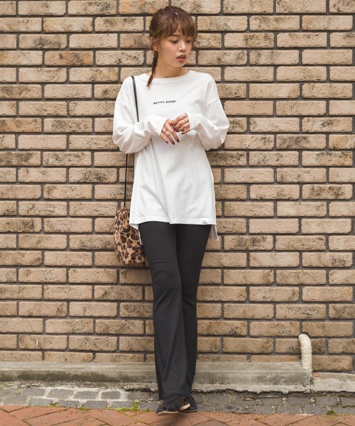 SpRay（スプレイ）の「ＳＮＥＡＫＥＲ　ＢＥＴＴＹ　ロングＴシャツ（Tシャツ/カットソー・レディース・ブラック/アイボリー/スミクロ/グレイッシュベージュ・FREE）」の14枚目の写真