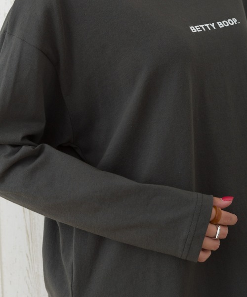 SpRay（スプレイ）の「ＳＮＥＡＫＥＲ　ＢＥＴＴＹ　ロングＴシャツ（Tシャツ/カットソー・レディース・ブラック/アイボリー/スミクロ/グレイッシュベージュ・FREE）」の18枚目の写真