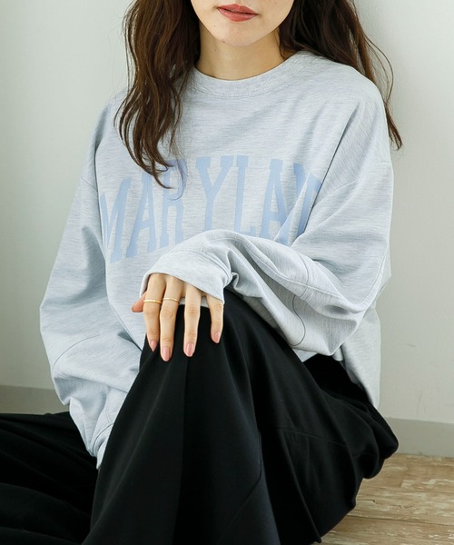 SLURR（スラ―）の「カレッジプリントオーバーサイズトレーナー（スウェット・レディース・クリーム/チョコ/グレイッシュベージュ/ライトグレー系1・FREE）」の2枚目の写真