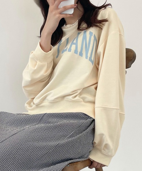 SLURR（スラ―）の「カレッジプリントオーバーサイズトレーナー（スウェット・レディース・クリーム/チョコ/グレイッシュベージュ/ライトグレー系1・FREE）」の4枚目の写真