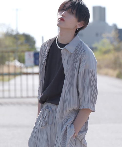 G.O.C(ジーオーシー)の「オーバーサイズプリーツ半袖ドルマンシャツ(シャツ/ブラウス・メンズ・グレー/ブラック・FREE)」の2枚目の写真