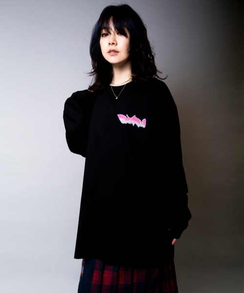 ROMPUS(ロンパース)の「【ROMPUS×JUN INAGAWA】REDちゃんは長袖でもパーティー嫌い(Tシャツ/カットソー・レディース・ブラック/オフホワイト・2)」の4枚目の写真