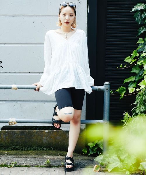 atmos pink（アトモスピンク）の「atmos pink Vネック ミニ丈 ワンピース（ワンピース・レディース・ホワイト/ブラック・FREE）」の5枚目の写真