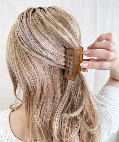 kutir（クティール）の「ビッグスクエアバンスクリップ（バレッタ/ヘアクリップ・レディース・ライトグレー/ライトグリーン/モカ/ラベンダー/ライトベージュ/ライトピンク・FREE）」の2枚目の写真