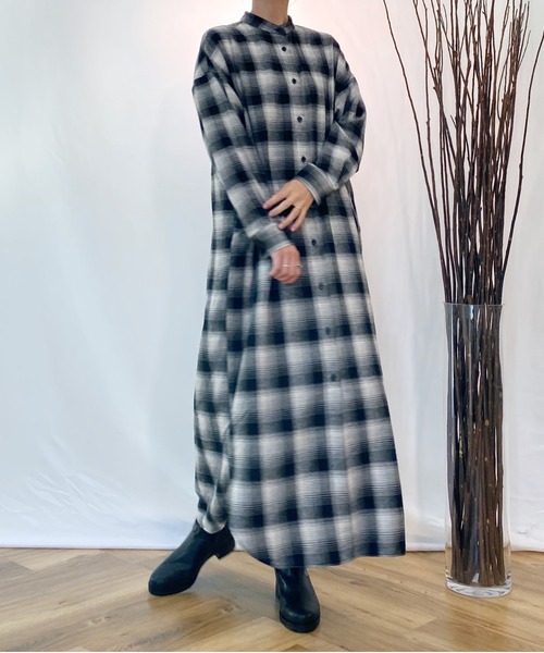 AZUL ENCANTO（アズールエンカント）の「マキシ丈ネルワンピース（シャツワンピース・レディース・ブラック/ベージュ・FREE）」の2枚目の写真