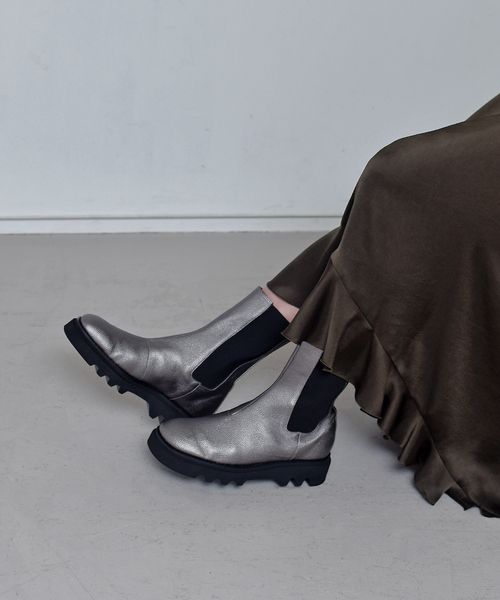 Au BANNISTER（オゥバニスター）の「【WEB限定/晴雨兼用】トラックソールブーツ（ブーツ・レディース・ブラック/シルバー/アイボリー・S/M/L）」の3枚目の写真