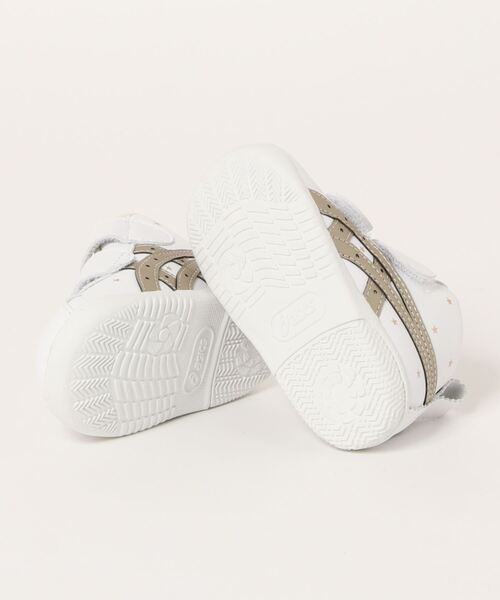 SUKUSUKU(スクスク)の「ASICS KIDS(アシックス キッズ) アミュレ ファーストシューズ SL(スニーカー・キッズ・ホワイト×ゴールド・12.5cm/13.5cm/11.5cm/13.0cm/12.0cm)」の3枚目の写真