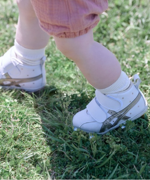 SUKUSUKU(スクスク)の「ASICS KIDS(アシックス キッズ) アミュレ ファーストシューズ SL(スニーカー・キッズ・ホワイト×ゴールド・12.5cm/13.5cm/11.5cm/13.0cm/12.0cm)」の7枚目の写真