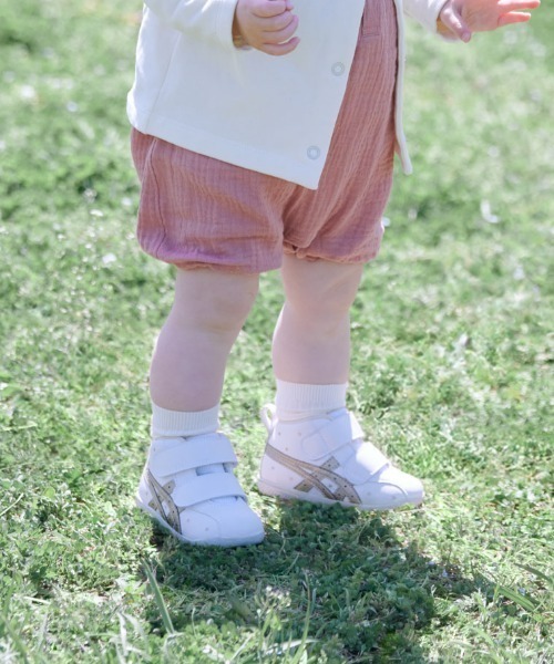 SUKUSUKU(スクスク)の「ASICS KIDS(アシックス キッズ) アミュレ ファーストシューズ SL(スニーカー・キッズ・ホワイト×ゴールド・12.5cm/13.5cm/11.5cm/13.0cm/12.0cm)」の5枚目の写真