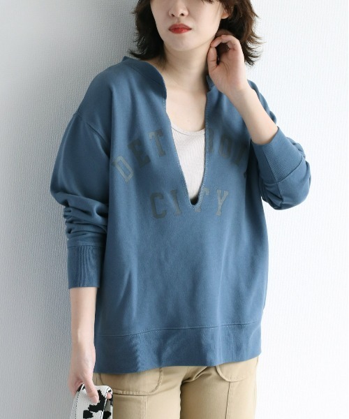 cepo（セポ）の「【WEB限定】スリットネックロゴスウェット（スウェット・レディース・ベージュ/オフホワイト/オレンジ/ブルー系・M）」の3枚目の写真