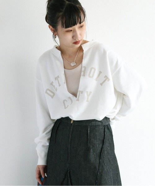 cepo（セポ）の「【WEB限定】スリットネックロゴスウェット（スウェット・レディース・ベージュ/オフホワイト/オレンジ/ブルー系・M）」の2枚目の写真