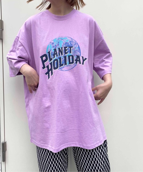 NO NEED(ノーニード)の「PLANETプリントBIGシルエットTシャツ オーバーサイズ/プリントロゴ/ビッグシルエット(Tシャツ/カットソー・メンズ・ホワイト/ブラック/バイオレット/チャコール・フリ-)」の4枚目の写真