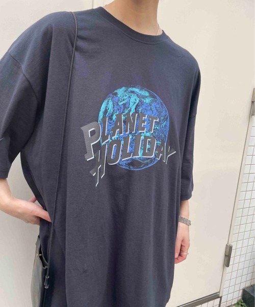 NO NEED(ノーニード)の「PLANETプリントBIGシルエットTシャツ オーバーサイズ/プリントロゴ/ビッグシルエット(Tシャツ/カットソー・メンズ・ホワイト/ブラック/バイオレット/チャコール・フリ-)」の3枚目の写真