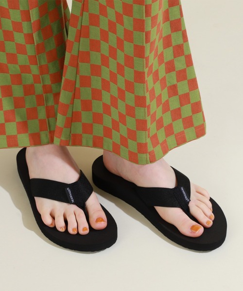 Ray BEAMS（レイビームス）の「THE NORTH FACE / フラッフィ フリップ フロップ レペンテ（サンダル・レディース・ブラック/オリーブ・6/7/5）」の2枚目の写真