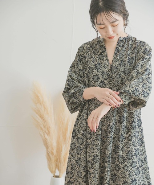 ITEMS URBANRESEARCH(アイテムズ アーバンリサーチ)の「花柄ラグランワンピース(ワンピース・レディース・ベージュ系その他/グリーン/グリーン系その他/ブルー系その他/マスタード・FREE/SMALL)」の7枚目の写真