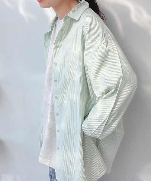 AS KNOW AS plus（アズノゥアズプラス）の「♪バックロゴプリントビッグシャツ（シャツ/ブラウス・レディース・ピンク/ブルー/ベージュ系その他/グレイッシュベージュ/ブルー系/ホワイト系/サックスブルー系/ライトグリーン系/ライトブルー/オフホワイト/ライトグリーン系1/サックスブルー系1・FREE）」の5枚目の写真