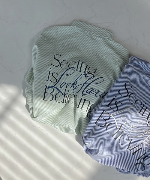 AS KNOW AS plus（アズノゥアズプラス）の「♪バックロゴプリントビッグシャツ（シャツ/ブラウス・レディース・ピンク/ブルー/ベージュ系その他/グレイッシュベージュ/ブルー系/ホワイト系/サックスブルー系/ライトグリーン系/ライトブルー/オフホワイト/ライトグリーン系1/サックスブルー系1・FREE）」の6枚目の写真