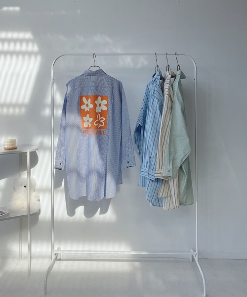 AS KNOW AS plus（アズノゥアズプラス）の「♪バックロゴプリントビッグシャツ（シャツ/ブラウス・レディース・ピンク/ブルー/ベージュ系その他/グレイッシュベージュ/ブルー系/ホワイト系/サックスブルー系/ライトグリーン系/ライトブルー/オフホワイト/ライトグリーン系1/サックスブルー系1・FREE）」の9枚目の写真