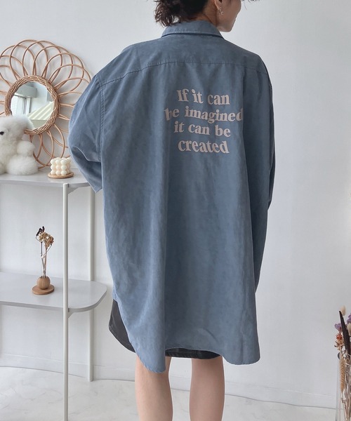 AS KNOW AS plus（アズノゥアズプラス）の「♪バックロゴプリントビッグシャツ（シャツ/ブラウス・レディース・ピンク/ブルー/ベージュ系その他/グレイッシュベージュ/ブルー系/ホワイト系/サックスブルー系/ライトグリーン系/ライトブルー/オフホワイト/ライトグリーン系1/サックスブルー系1・FREE）」の8枚目の写真