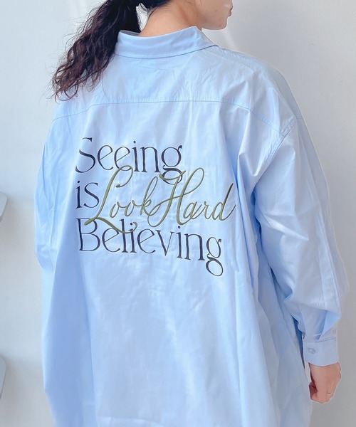 AS KNOW AS plus（アズノゥアズプラス）の「♪バックロゴプリントビッグシャツ（シャツ/ブラウス・レディース・ピンク/ブルー/ベージュ系その他/グレイッシュベージュ/ブルー系/ホワイト系/サックスブルー系/ライトグリーン系/ライトブルー/オフホワイト/ライトグリーン系1/サックスブルー系1・FREE）」の7枚目の写真