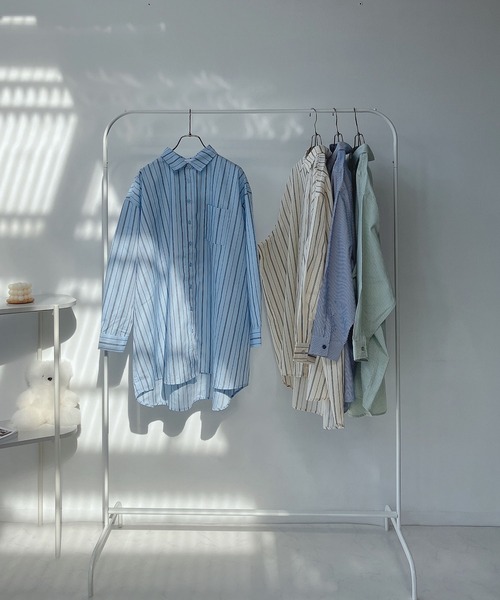 AS KNOW AS plus（アズノゥアズプラス）の「♪バックロゴプリントビッグシャツ（シャツ/ブラウス・レディース・ピンク/ブルー/ベージュ系その他/グレイッシュベージュ/ブルー系/ホワイト系/サックスブルー系/ライトグリーン系/ライトブルー/オフホワイト/ライトグリーン系1/サックスブルー系1・FREE）」の17枚目の写真