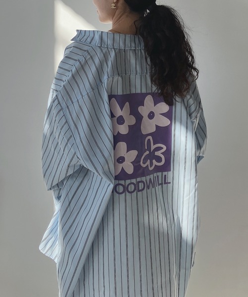 AS KNOW AS plus（アズノゥアズプラス）の「♪バックロゴプリントビッグシャツ（シャツ/ブラウス・レディース・ピンク/ブルー/ベージュ系その他/グレイッシュベージュ/ブルー系/ホワイト系/サックスブルー系/ライトグリーン系/ライトブルー/オフホワイト/ライトグリーン系1/サックスブルー系1・FREE）」の16枚目の写真