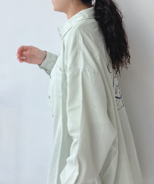 AS KNOW AS plus（アズノゥアズプラス）の「♪バックロゴプリントビッグシャツ（シャツ/ブラウス・レディース・ピンク/ブルー/ベージュ系その他/グレイッシュベージュ/ブルー系/ホワイト系/サックスブルー系/ライトグリーン系/ライトブルー/オフホワイト/ライトグリーン系1/サックスブルー系1・FREE）」の20枚目の写真