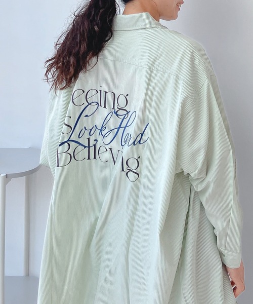 AS KNOW AS plus（アズノゥアズプラス）の「♪バックロゴプリントビッグシャツ（シャツ/ブラウス・レディース・ピンク/ブルー/ベージュ系その他/グレイッシュベージュ/ブルー系/ホワイト系/サックスブルー系/ライトグリーン系/ライトブルー/オフホワイト/ライトグリーン系1/サックスブルー系1・FREE）」の21枚目の写真