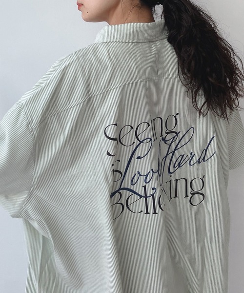 AS KNOW AS plus（アズノゥアズプラス）の「♪バックロゴプリントビッグシャツ（シャツ/ブラウス・レディース・ピンク/ブルー/ベージュ系その他/グレイッシュベージュ/ブルー系/ホワイト系/サックスブルー系/ライトグリーン系/ライトブルー/オフホワイト/ライトグリーン系1/サックスブルー系1・FREE）」の22枚目の写真