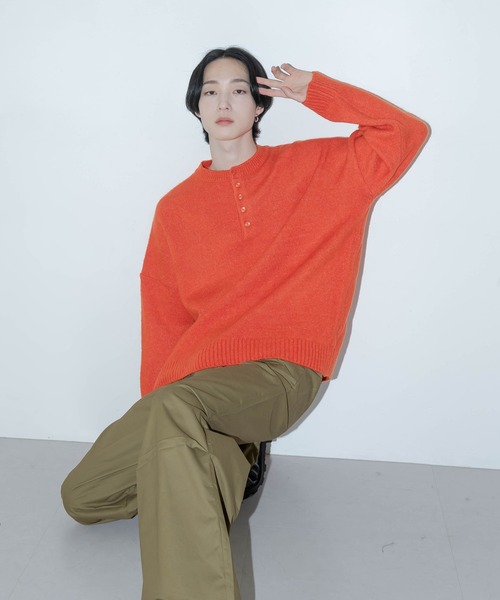 FOLLOWIN(フォロウィン)の「【UNISEX】オーバーフィットソフトボタンニット(Tシャツ/カットソー・レディース・オートミール/グリーン/アイボリー/イエロー/オレンジ/ブルー/ピンク/ブラック/ベージュ・FREE)」の9枚目の写真