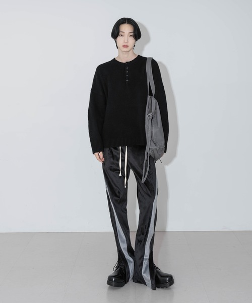 FOLLOWIN(フォロウィン)の「【UNISEX】オーバーフィットソフトボタンニット(Tシャツ/カットソー・レディース・オートミール/グリーン/アイボリー/イエロー/オレンジ/ブルー/ピンク/ブラック/ベージュ・FREE)」の3枚目の写真