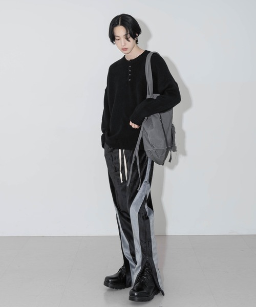 FOLLOWIN(フォロウィン)の「【UNISEX】オーバーフィットソフトボタンニット(Tシャツ/カットソー・レディース・オートミール/グリーン/アイボリー/イエロー/オレンジ/ブルー/ピンク/ブラック/ベージュ・FREE)」の10枚目の写真